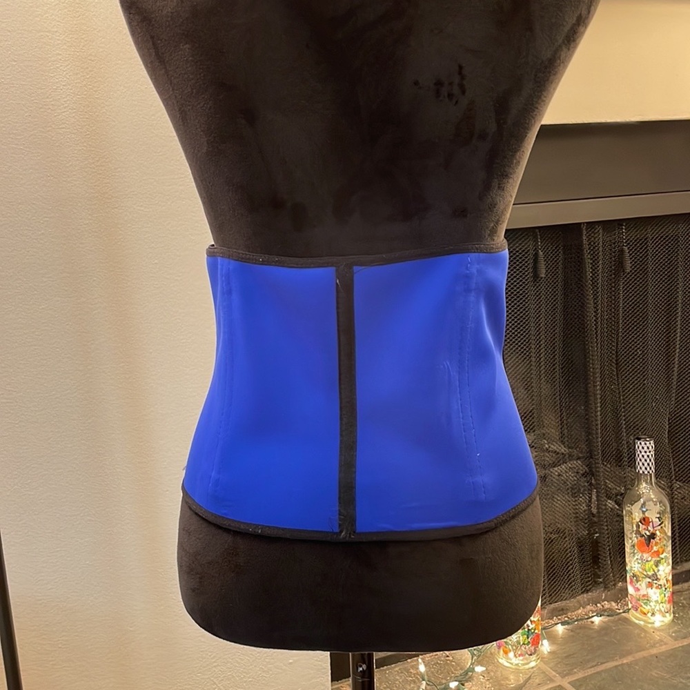 Ann Chery: Two identical waist trainers - Picture 6 of 16